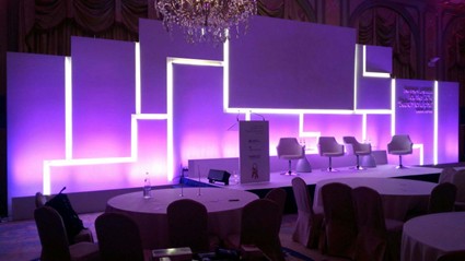 iluminacion-led-tarima-evento-sillas